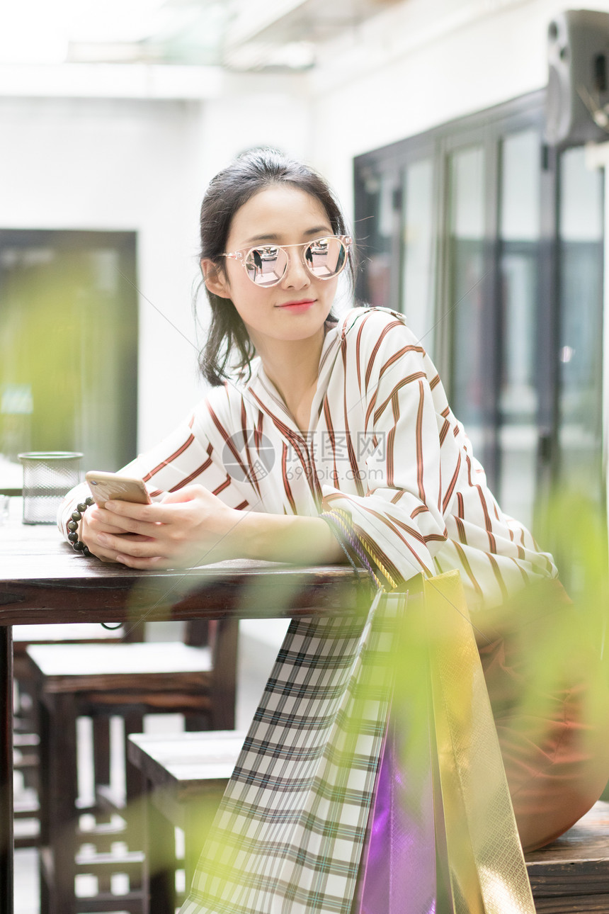 逛街购物坐着休息的时尚美女图片