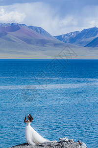 要结婚了青藏高原纳木措圣湖边的新娘子背景