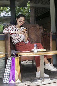 小资美女在逛街购物之余休息背景图片