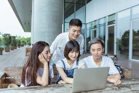 河南科技大学校园年轻创业团队讨论项目背景