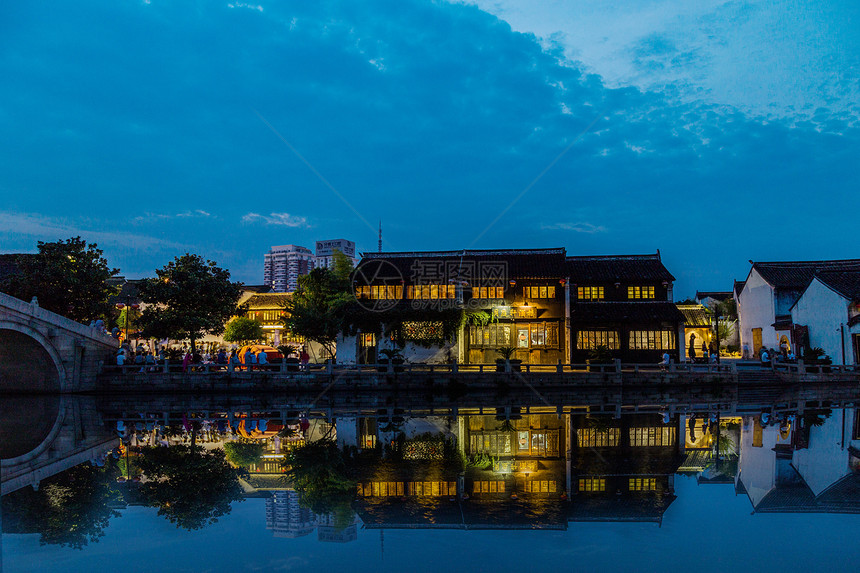 浙江嘉兴历史月河街夜景图片