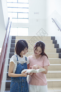 大学下课女同学一起看书高清图片