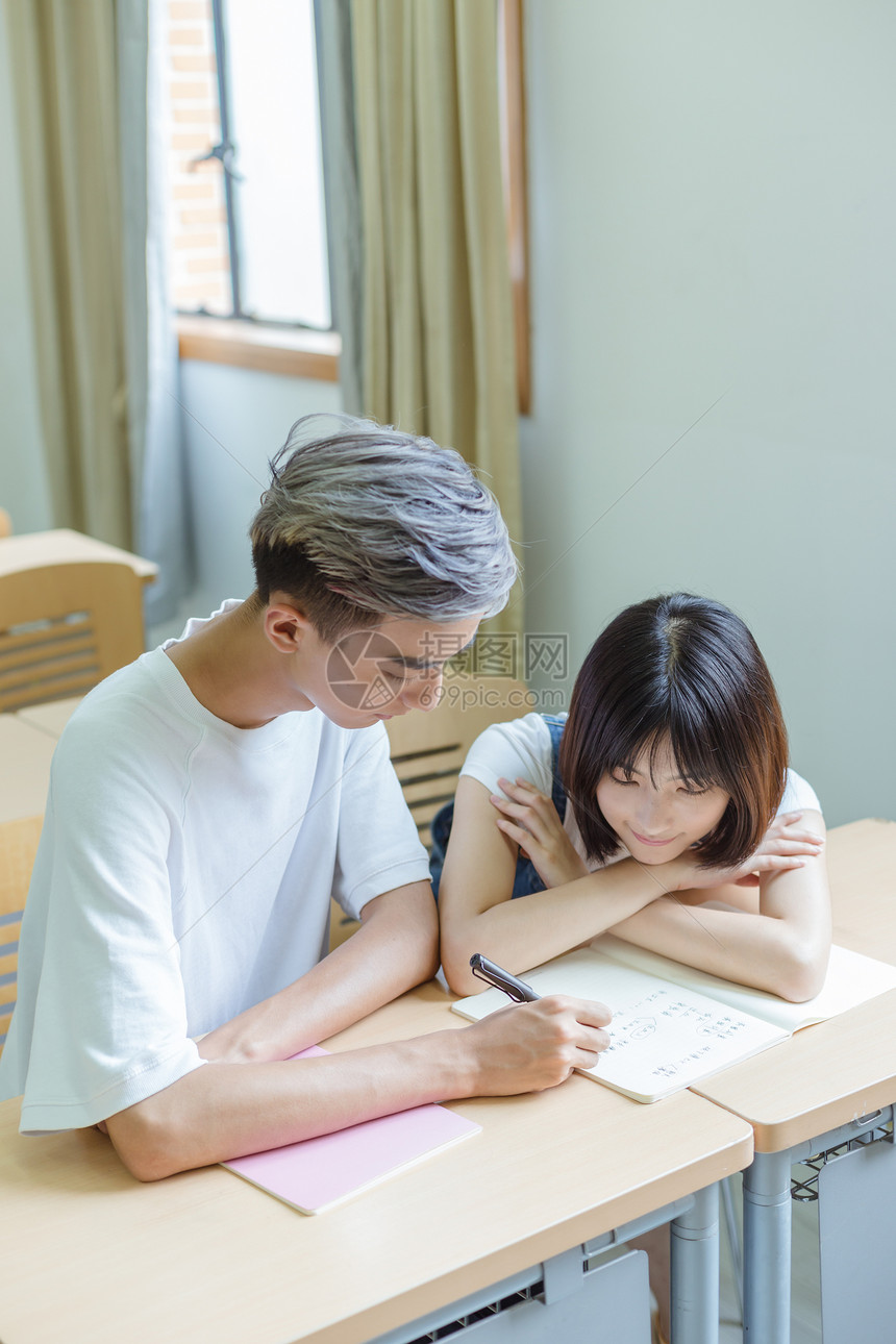 大学课堂男女同学学习图片