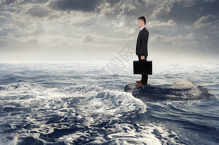 商务男人站在海上背景图片