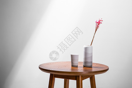 咖啡杯子陶瓷桌子上的花瓶背景