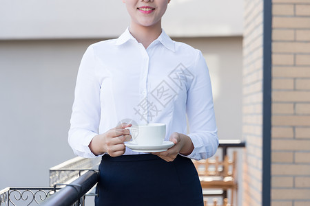 休闲放松喝咖啡的女性白领图片