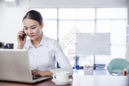 行政商务开放区域办公打电话的白领女性背景