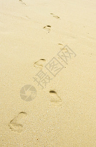 沙滩上的脚印足迹背景图片