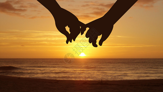 海边度假的情侣海边落日情侣牵手剪影设计图片