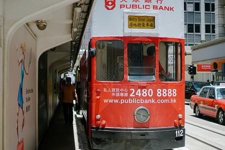 停靠在路边的香港叮叮车背景图片