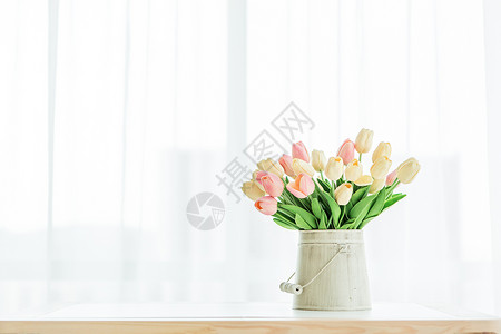 白色花朵窗边的郁金香背景