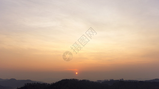 夕阳山脉天际线图片