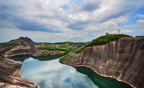 地势坤高倚岭山水风光背景