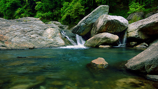小溪石头清澈见底的水潭背景