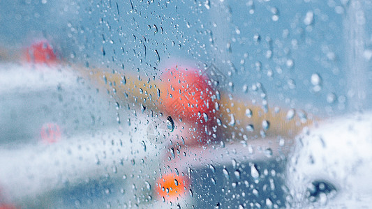 冷色点车窗外的雨珠背景