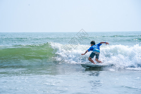 举重男孩子日本海边冲浪的孩子背景