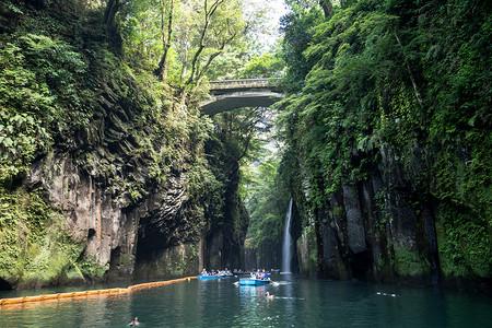 河里划船日本九州高千穗瀑布泛舟背景