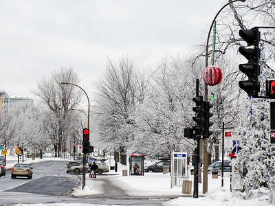 路灯雪景冬日下雪后的城市街头背景