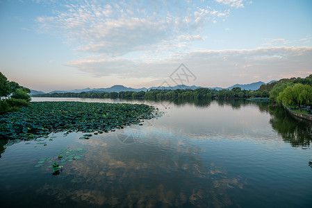 寂静湖面上飘云西湖背景