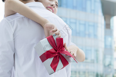 情人节情侣男生送女生礼物高清图片