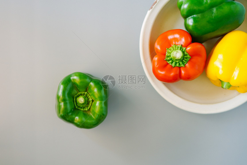 一盘红椒黄椒和青椒图片