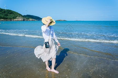 海边的女孩草帽自然头高清图片