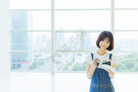 女生阅读读书日大学女生教学楼学习看书背景