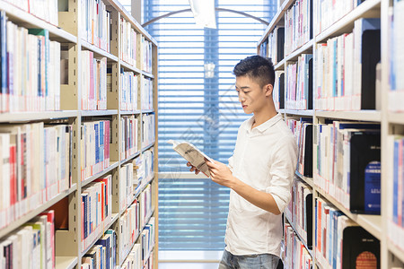 大学男生图书馆学习背景图片