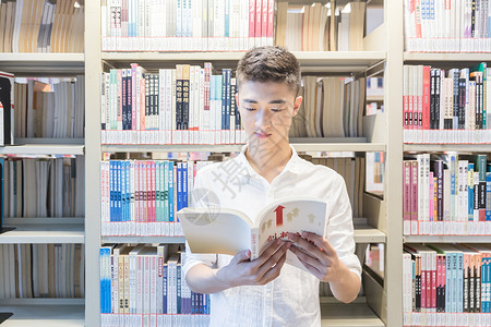 大学男生图书馆学习背景图片