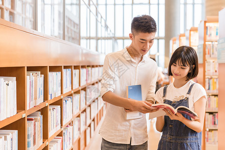 看书男大学男女同学图书馆学习背景