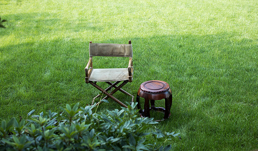 禅意椅子绿色草地自然静谧诗意生活背景图片