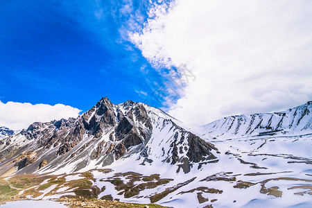 荒原风景独库公路路边雪山背景