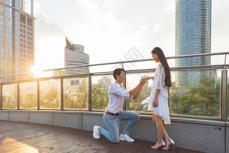 情人节情侣夕阳下求婚高清图片