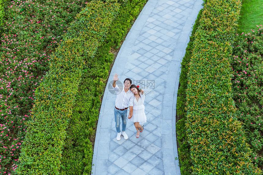 情人节浪漫情侣公园挥手图片