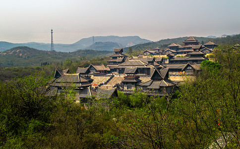 太行山中的古代建筑背景