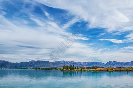 蓝天白云湖水和山峦图片