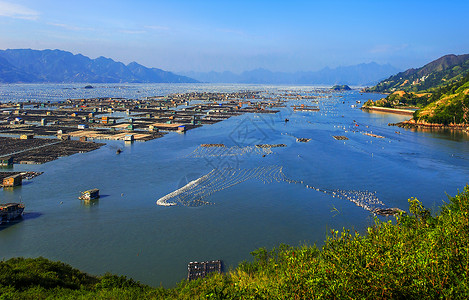 晴天的海上渔村背景图片