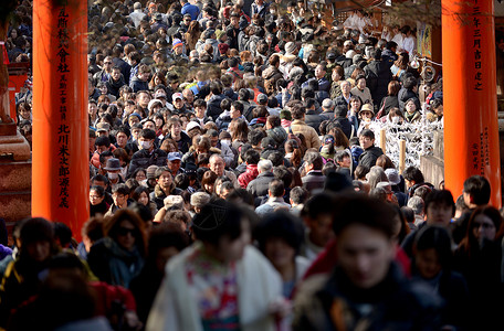 日本风情日本京都人们蜂拥进入寺庙迎接新年庙会背景
