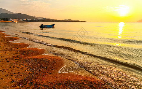 南澳西冲日出沙滩海浪摇小船背景