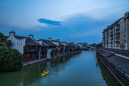 旧民楼傍晚的老街背景