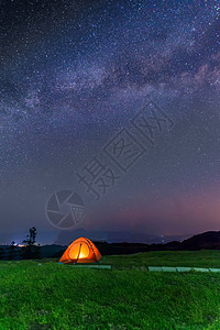 湖北大悟县银河下的帐篷背景图片