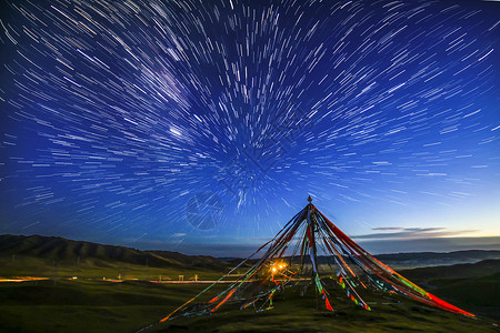 青海湖星空复杂的光轨迹高清图片