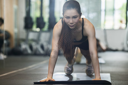 女性在健身房练习力量健身背景图片