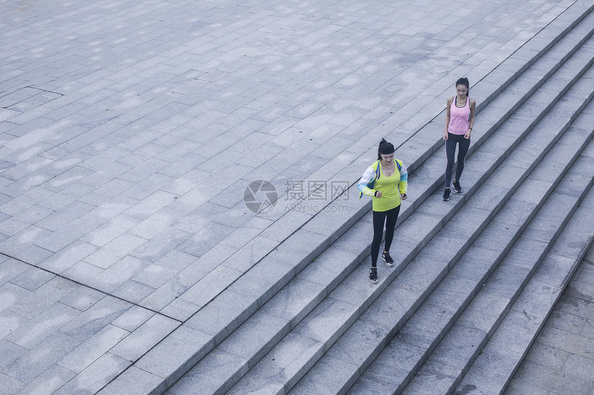 女孩在户外跑步锻炼图片