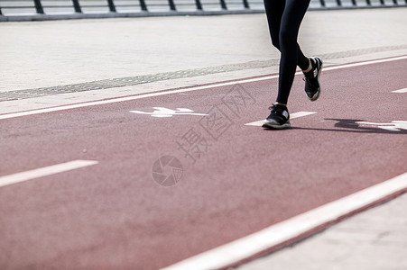 女性在户外跑步锻炼图片