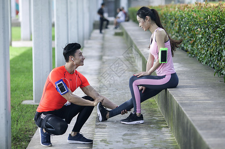 男性给女性压跟腱锻炼后背景图片
