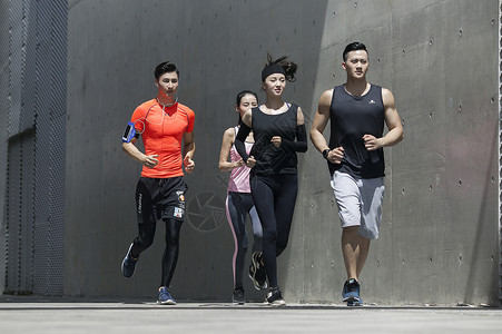 年轻男女在户外运动场所跑步图片