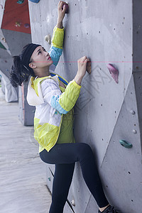 美女在户外运动场所攀岩锻炼背景图片