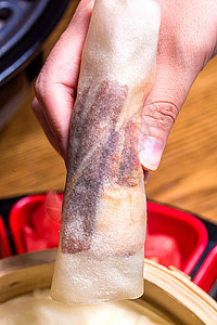 北京烤鸭卷馒头蘸酱高清图片