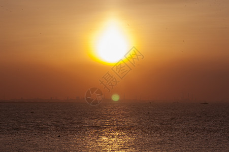 黄浦江夕阳下的长江背景图片